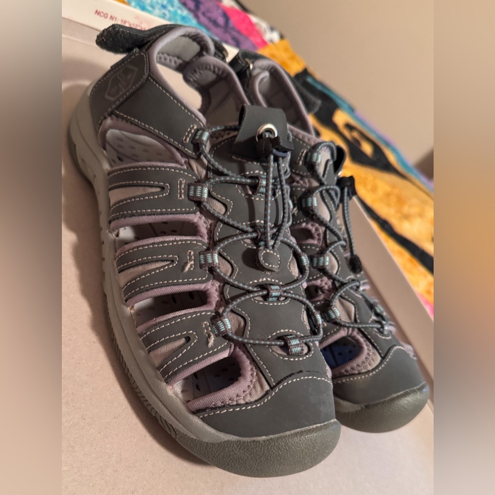 Khombu Sandals Size 9M